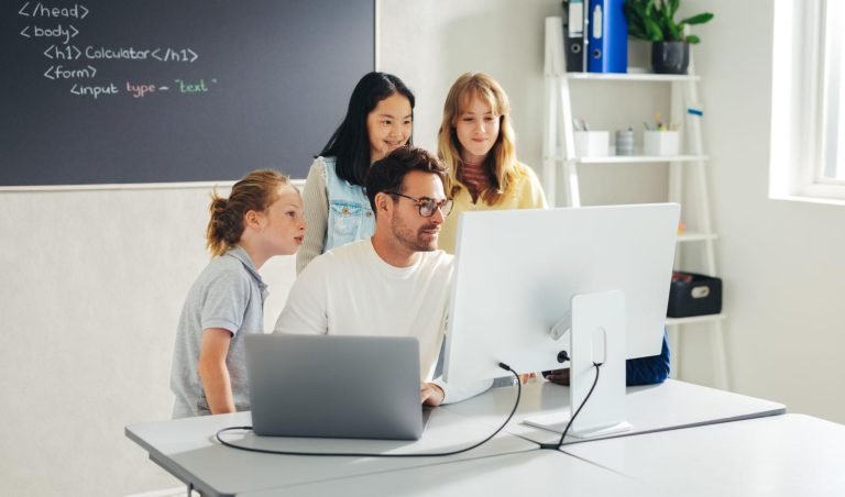 Tương lai nghề nghiệp trong thời đại AI: Những kỹ năng thiết yếu cho trẻ